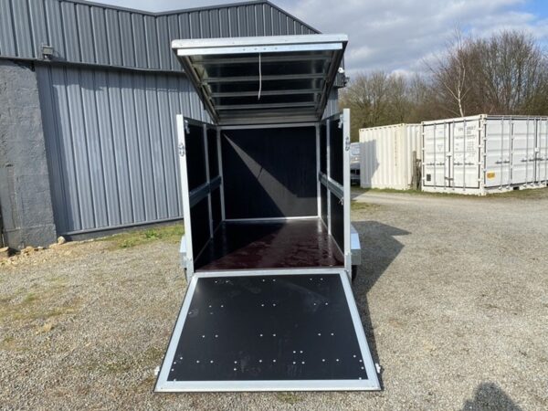 Remolque furgoneta JALON JCC750 con capacidad de 750 kg de peso bruto vehicular