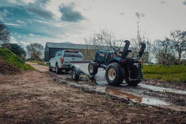 Plataforma basculante: 3,00 m x 1,70 m / 750 kg LIDER