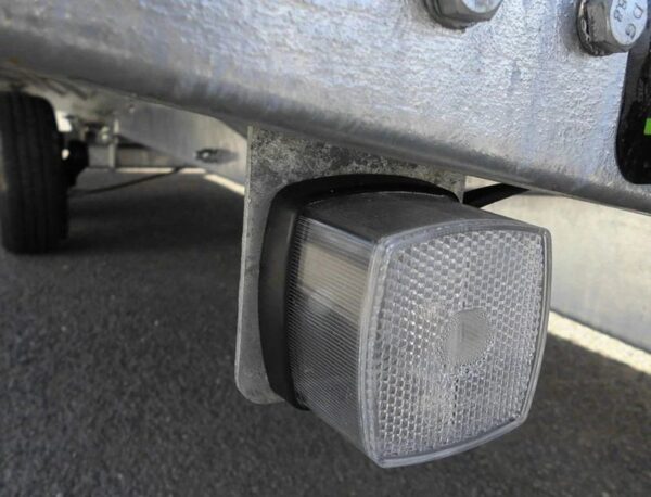 Remolque de plataforma LIDER con ruedas debajo – PTAC: 3500 kg – 2 ejes con freno – 506 x 215 cm